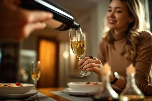 How to Make a Great Impression on a Dinner Date with an Escort